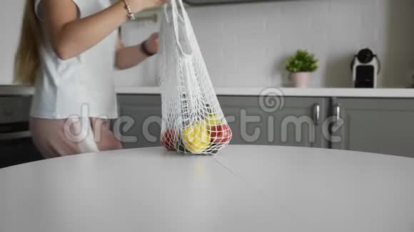 零废家和生态袋生态购物可重复使用的购物袋上有黄瓜西红柿辣椒视频的预览图