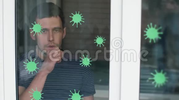 男人在家的窗户后面咳嗽视频的预览图