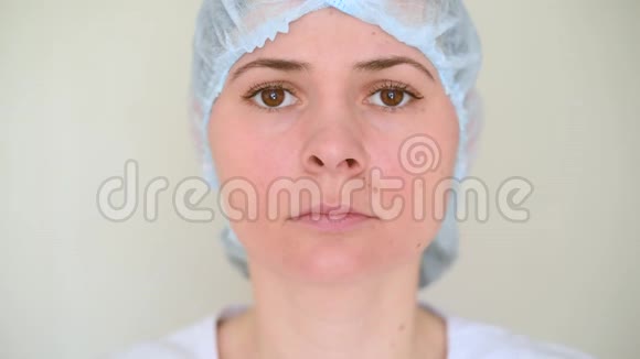 年轻女医生或护士在白色背景上戴上医用防护面罩冠状病毒流行病流行病视频的预览图