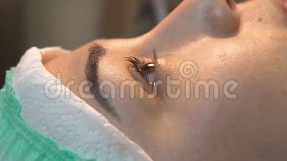 美容院的女人睫毛视频的预览图