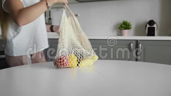 零废家和生态袋生态购物可重复使用的购物袋厨房上的蔬菜放在木桌上视频的预览图