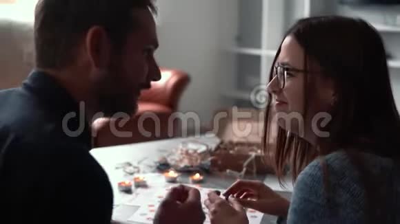 在家享受欢乐时光亲密浪漫的高加索夫妇享受玩游戏的爱好一起慢动作视频的预览图