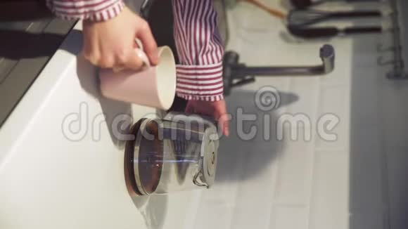无法辨认的女人在厨房的家里倒咖啡的垂直视频视频的预览图