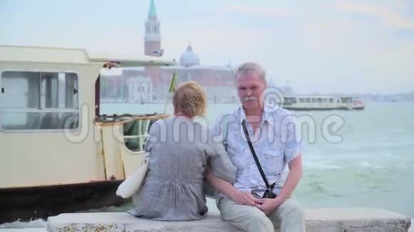 年长夫妇在船上放松视频的预览图
