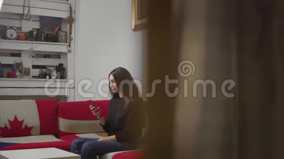 漂亮的女商人在家打手机视频的预览图