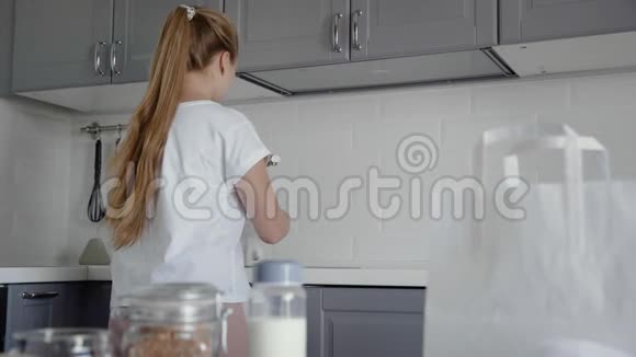 女人洗碗出去了视频的预览图