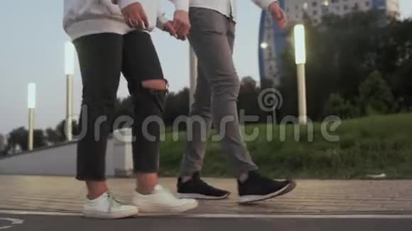 年轻可爱的一对夫妇晚上在夏天的公园约会视频的预览图