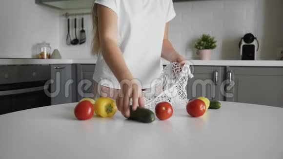 年轻的女人把蔬菜放在一个透明的生态袋里零浪费概念没有塑料寿命健康的健身生活方式视频的预览图