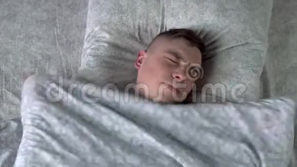 年轻人睡不着一个人躺在房间的床上患有失眠症从上面看视频的预览图