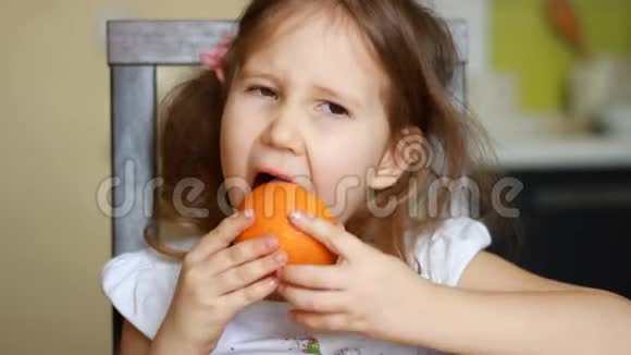 小女孩吃橘子维生素概念素食纯素健康食品视频的预览图