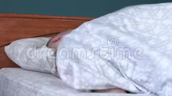 年轻人睡不着一个人躺在房间的床上患有失眠症视频的预览图