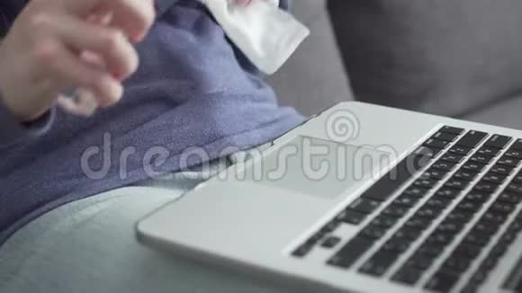 女人用抗菌擦拭键盘视频的预览图