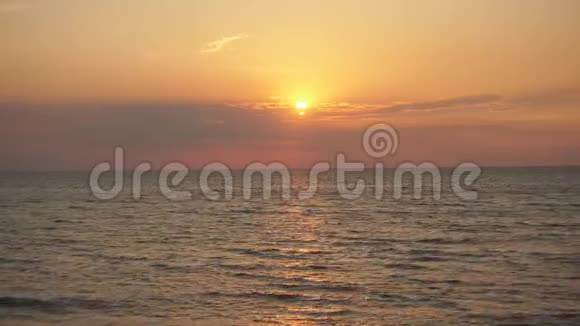 美丽的海上日落黄色的太阳从海里出来视频的预览图