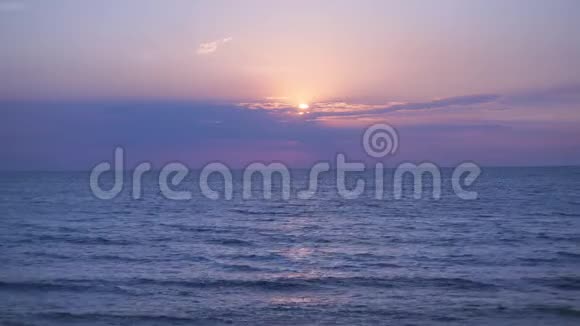 美丽的海上日落黄色的太阳从海里出来视频的预览图