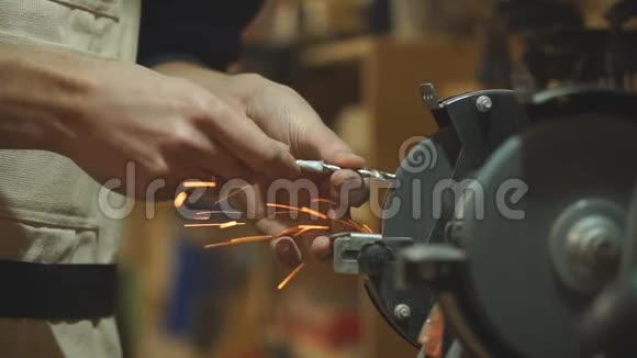 硬质木工锯木的特写视频的预览图