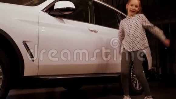 微笑的年轻女孩在现代汽车附近跳舞视频的预览图