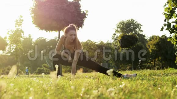 运动女性做健身健美操和伸展运动日落时在公园训练健康和运动的生活方式视频的预览图