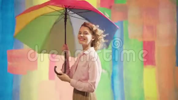 这位年轻的妇女的肖像充满了快乐的情绪有趣的梦幻女孩生动明亮的彩虹颜色美丽的红色视频的预览图