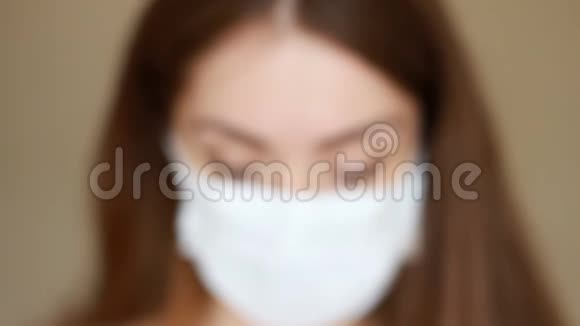 肖像特写年轻女子戴医疗面具病毒过敏病菌细菌医疗保健医学概念预防视频的预览图