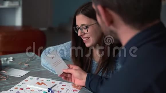 在家里的时间特写快乐开朗的白种人夫妇玩有趣的爱好棋盘游戏一起慢动作视频的预览图