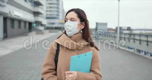 COVID19疫情社工画像年轻的白种人女性在隔离期间在外面戴着医用口罩视频的预览图