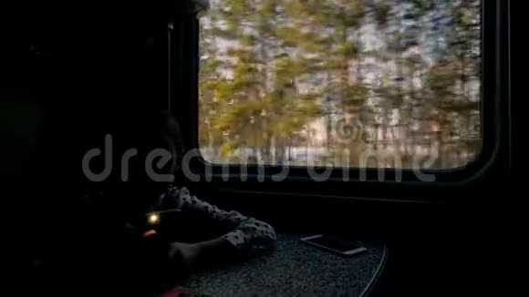 坐在黑车里的小女孩视频的预览图