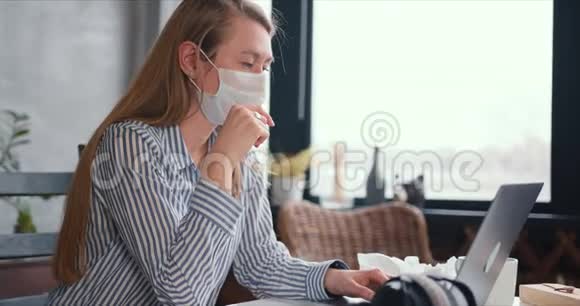 年轻幸福的医务工作者女士使用笔记本电脑在家工作网上咨询人们戴着口罩的检疫视频的预览图