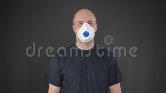性格开朗的成熟男人摘下呼吸器视频的预览图