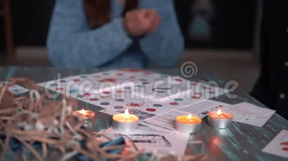 在家享受欢乐时光特写浪漫情侣掷骰子享受一起玩板游戏的慢动作视频的预览图