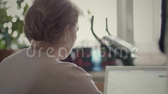 在家工作的中年妇女视频的预览图