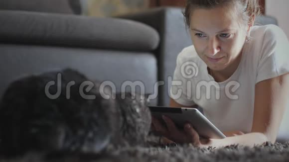 使用平板电脑的女人是她的宠物视频的预览图