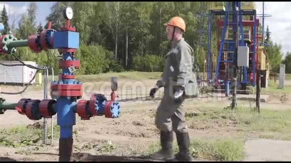 一名石油工程师监督负责井口密封的十字X质量树其操作制度规定视频的预览图