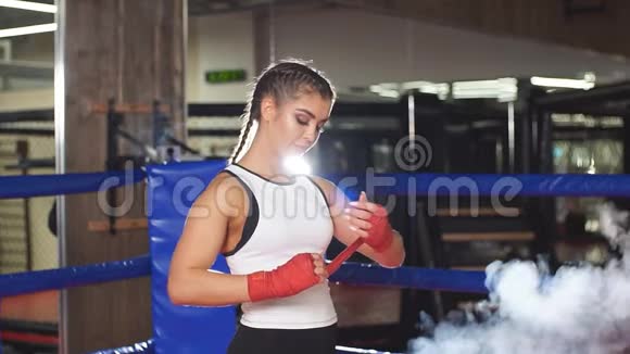 强壮肌肉的年轻女性的肖像准备战斗视频的预览图