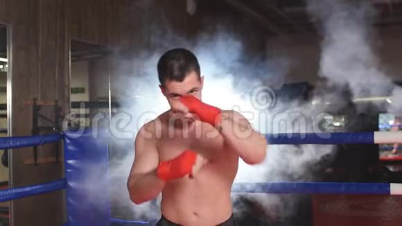 年轻的白种人拳击手戴着烟圈视频的预览图