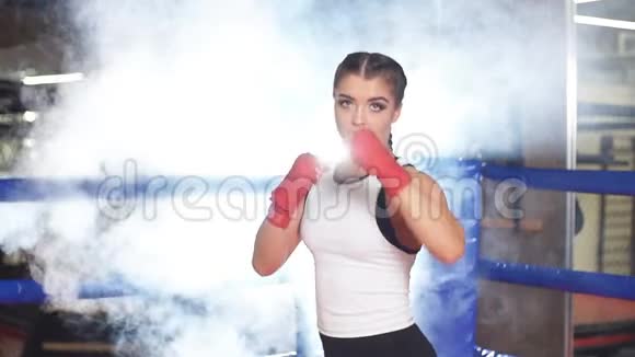 年轻的MMA女孩穿着运动服准备打拳击视频的预览图