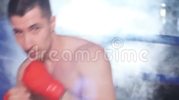 肌肉强壮的拳击手烟幕弹视频的预览图