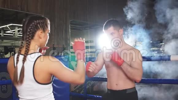 年轻的白种人夫妇在拳击运动训练中视频的预览图