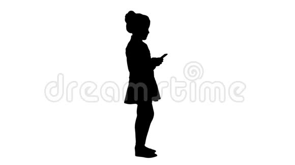 剪影小女孩使用手机智能手机视频的预览图