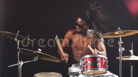 英俊肌肉发达的非洲男人打鼓戴眼镜视频的预览图
