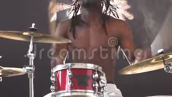 活跃的非洲男子在音乐室打鼓的肖像视频的预览图
