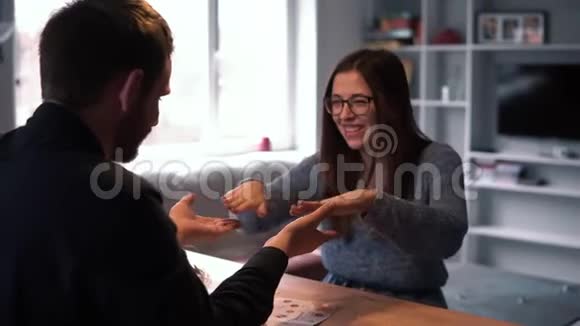 有趣的快乐时光在家快乐的白种人夫妇玩手巴掌停留在锁定慢动作视频的预览图
