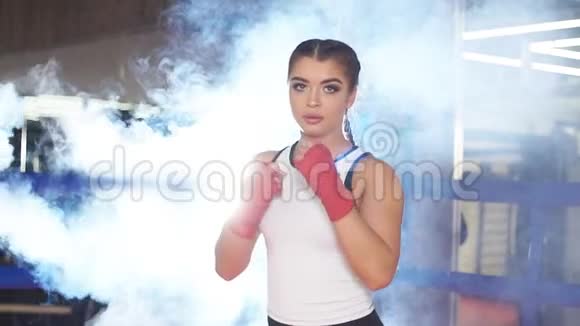 适合苗条的白种人女子训练拳击视频的预览图