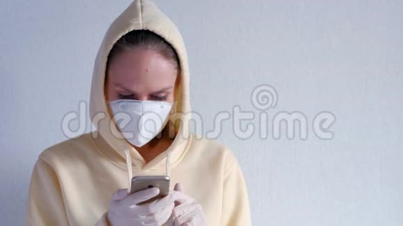 戴防护面罩的妇女使用手机隔离在白色背景上视频的预览图