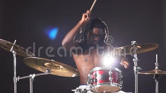 活跃的非洲男子在音乐室打鼓的肖像视频的预览图
