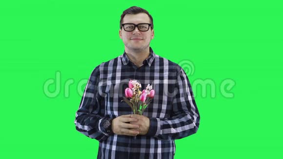 穿着格子衬衫的年轻人手里拿着鲜花微笑视频的预览图