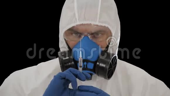 医学研究冠状病毒疫苗一个穿着防护服戴口罩和呼吸器的人准备注射视频的预览图