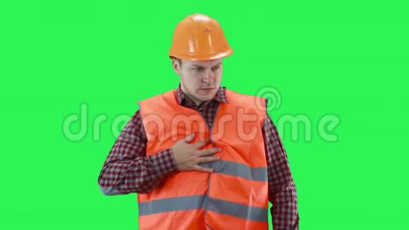 一个戴着建筑头盔的男人和橙色紧紧抓住一颗心绿色的屏幕背景视频的预览图