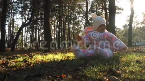 活泼开朗的小女孩在树林里玩锥视频的预览图