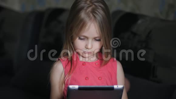 家里用数码平板电脑的小女孩视频的预览图