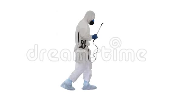 科学家穿着危险防护服在白色背景下行走和消毒生物危害病毒视频的预览图